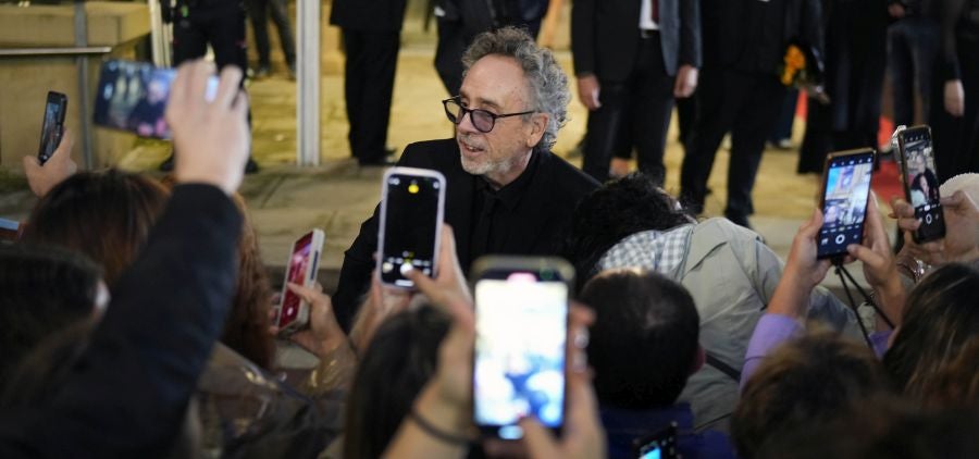 Monica Bellucci y Tim Burton, aclamados en la alfombra roja del Zinemaldia