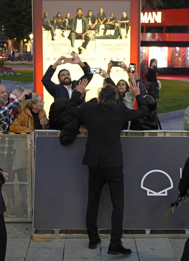 Monica Bellucci y Tim Burton, aclamados en la alfombra roja del Zinemaldia