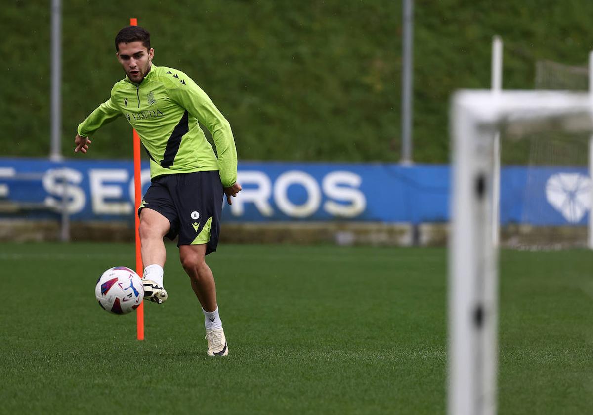 Arsen Zakharyan golpea el esférico en el entrenamiento del viernes en Zubieta