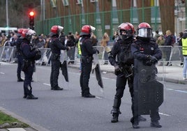 Ertzainas, en el dispositivo de seguridad dispuesto por el Real Sociedad-PSG en Donostia.