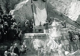 Descubrimiento de la lápida conmemorativa hace un siglo.