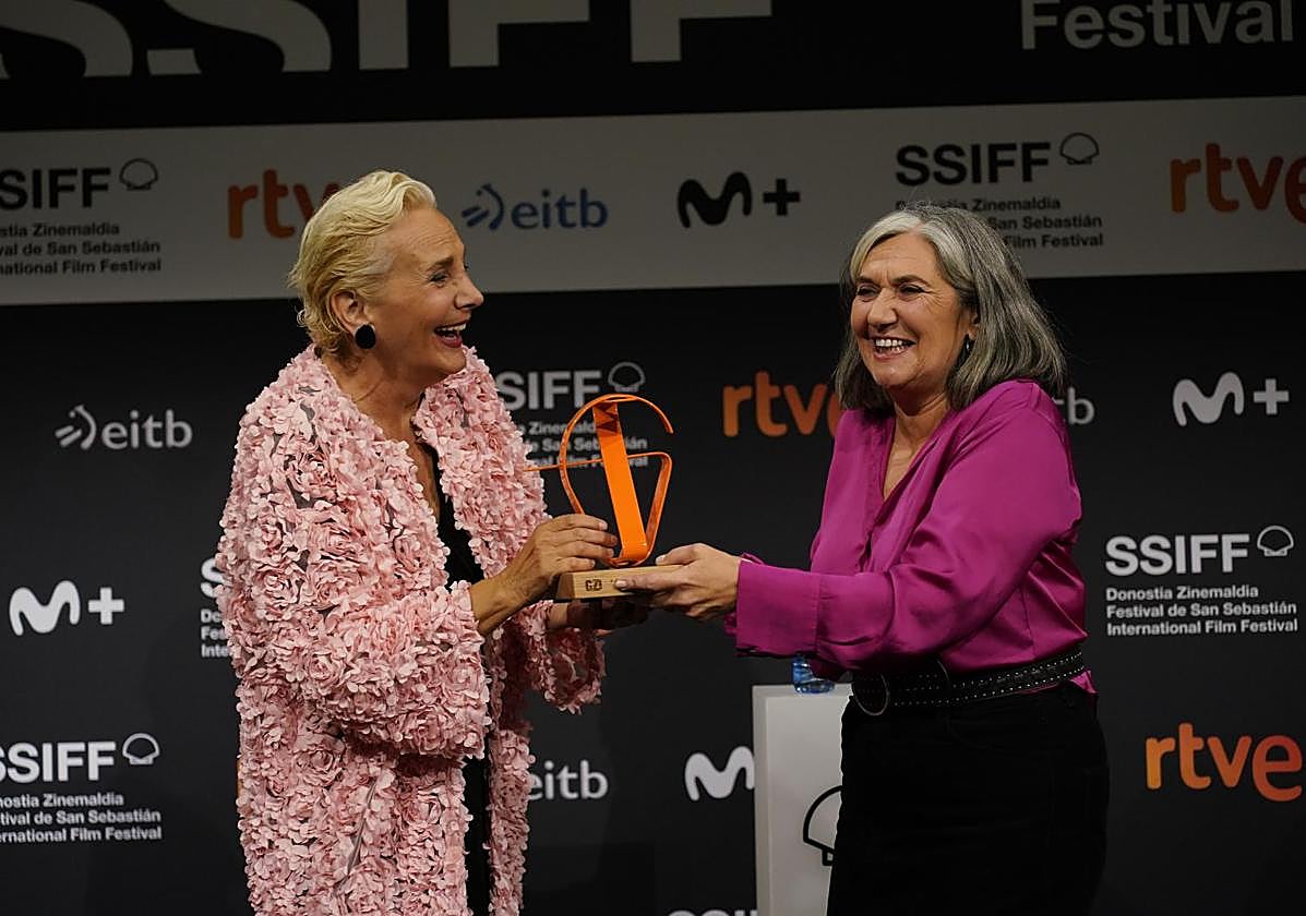 Elena Irureta ha entregado el premio 'Gure Zinema' a Ane Gabarain