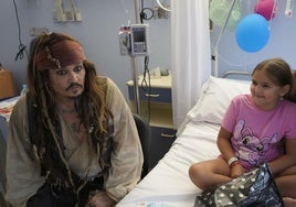 Las imágenes de Johnny Depp como Jack Sparrow por el hospital donostiarra.