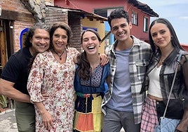 Katixa Mecerreyes, en el centro junto a la actriz Cynthia Klitbo y el resto de actores de la telenovela 'Minas de Pasión' durante un rodaje.