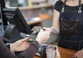 Un gesto cada vez más habitual, pagar con tarjeta de crédito en una tienda.