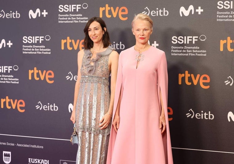 Gia Coppola y Pamela Anderson posan en el interior del Kursaal.