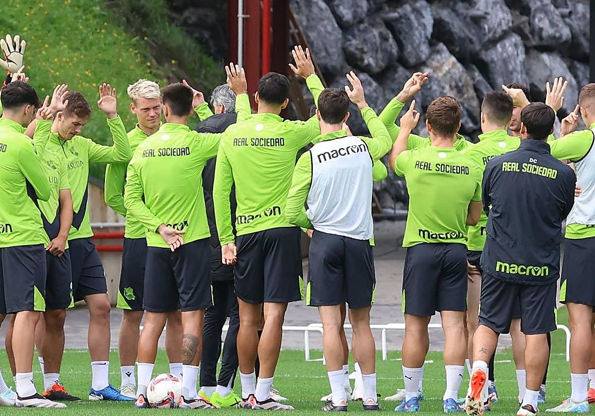 La plantilla de la Real durante el entrenamiento del viernes en Zubieta