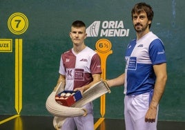Imanol Ansa y Endika Barrenetxea, con las pelotas de la final.