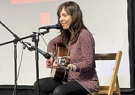 Jon Maiak herri identitatearen lana aurkeztu du Berdura Plazan