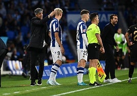Imanol da una palmada de ánimo en la cabeza a Óskarsson antes de entrar en el partido.