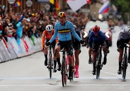 Lotte Kopecky celebra la victoria en la meta de Zúrich.