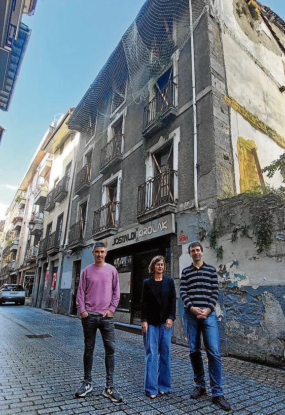 Los números 13 y 15, donde se encontraban la tienda Jostaldi y el bar Amaia, serán demolidos para construir 12 viviendas.