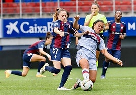 Altonaga pelea un balón con Paula Fernández este sábado en Ipurua.