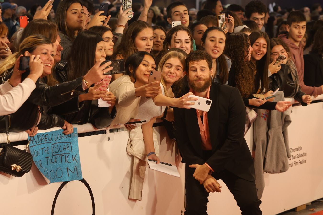 Una alfombra roja repleta de estrellas en el Zinemaldia