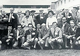Representantes guipuzcoanos en la asamblea de Iruñea en 1977. Entre otros, Alkain, Bujanda, Galdos, Zubina, Darras, Monforte, Zabala, Amiano, Jauregi, Sarasola, Leizaola, Azpiazu, Sudupe, Amiano y Jauregi.