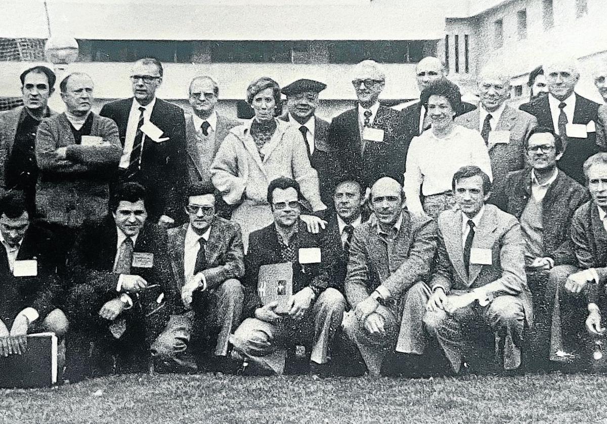 Representantes guipuzcoanos en la asamblea de Iruñea en 1977. Entre otros, Alkain, Bujanda, Galdos, Zubina, Darras, Monforte, Zabala, Amiano, Jauregi, Sarasola, Leizaola, Azpiazu, Sudupe, Amiano y Jauregi.