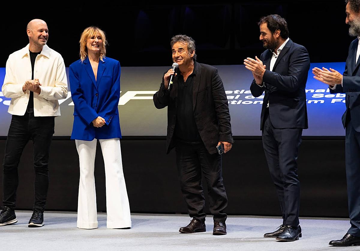 Eduard Fernández junto al equipo de 'Marco', en su discurso en el Velódromo.