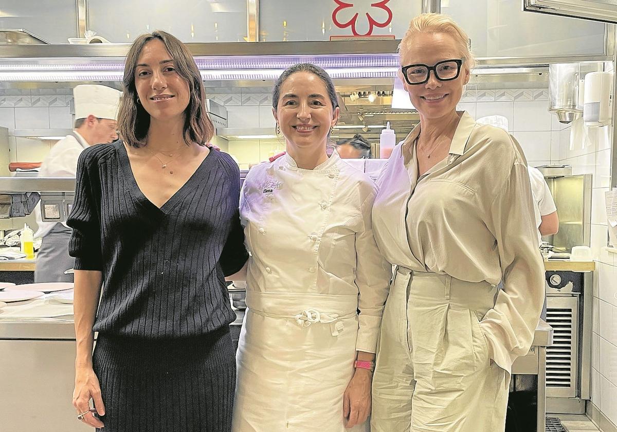 La directora Gia Coppola y la actriz Pamela Anderson cenaron en Arzak, con Elena Arzak como anfitriona, como un adelanto de celebración del Premio Especial concedido a su película 'The Last Showgirl'.