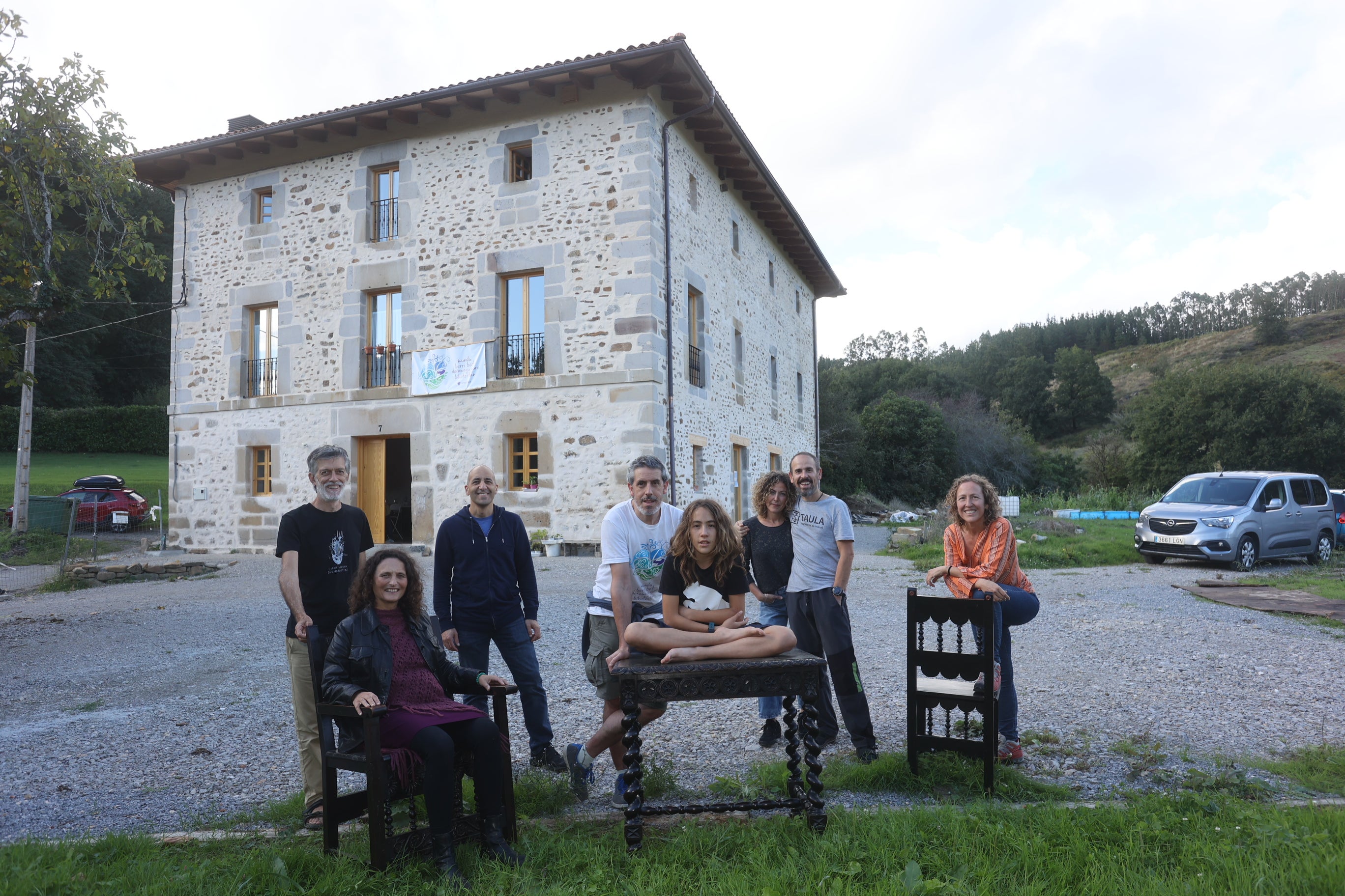 Rubén Méndez (tercero por la izquierda)y otros habitantes, ante el caserío.