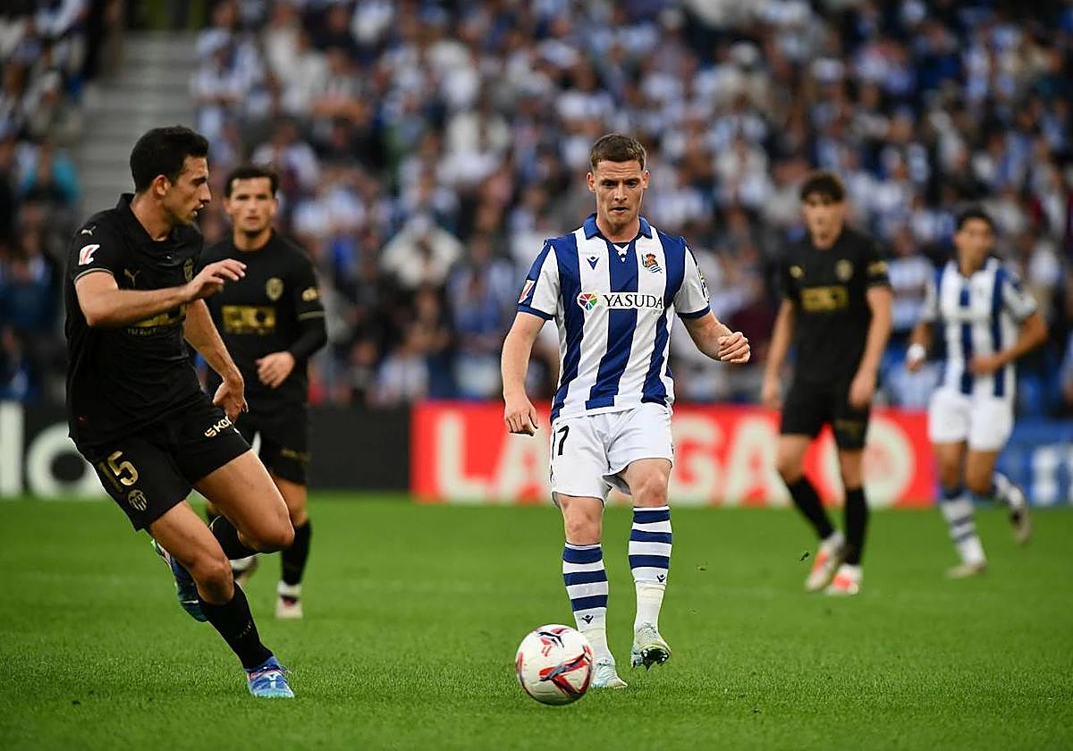 Sergio Gómez conduce el balón ante Tarrega.