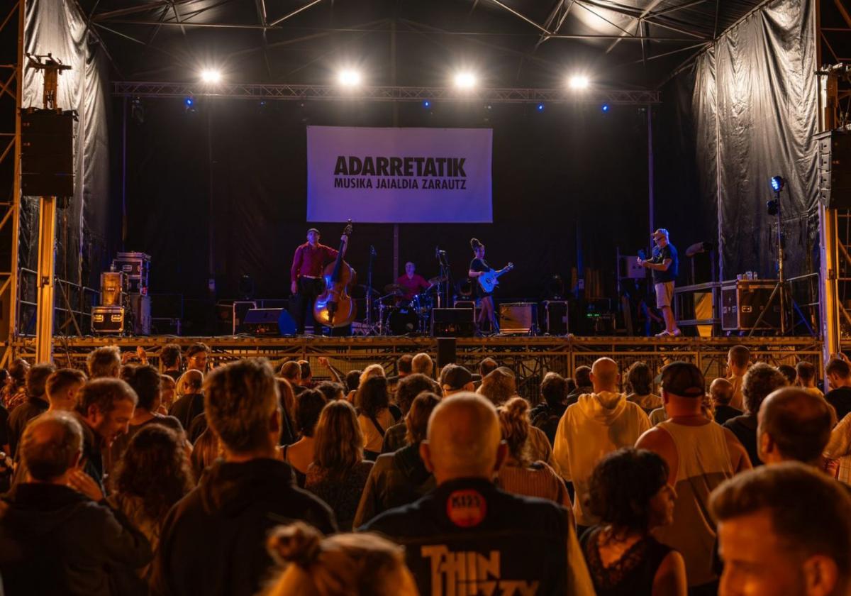 Adarretatik Musika Jaialdia, con sus conciertos al aire libre y gratuitos, cuenta con un público fiel.