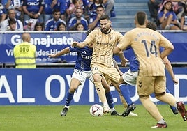Antonio Puertas protege el balón ante dos jugadores del Real Oviedo.