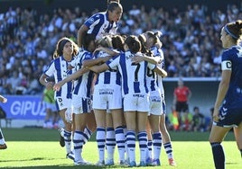 Las jugadoras de la Real celebran el gol del empate de Vanegas.