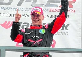 Adrián Agote alza los brazos tras lograr una victoria en el circuito de Navarra.