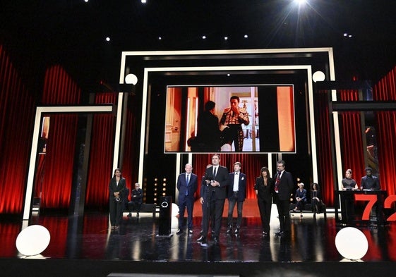 Albert Serra, con el resto del equipo de 'Tardes de soledad', en el escenario del Kursaal.