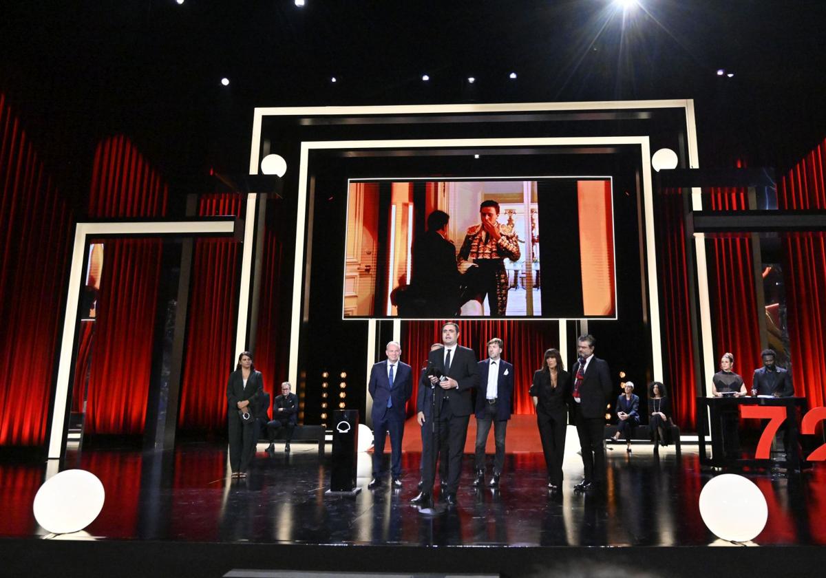 Albert Serra, con el resto del equipo de 'Tardes de soledad', en el escenario del Kursaal.