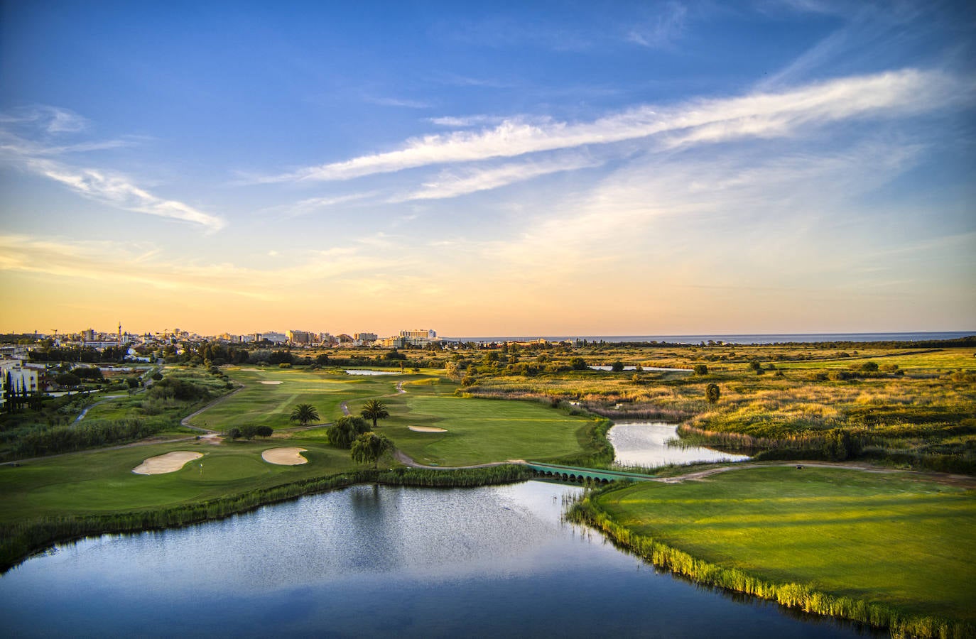 Panorámica de tres hoyos del campo Laguna con Vilamoura y el Atlántico, en el horizonte.