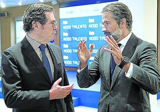 El presidente de CEOE, Antonio Garamendi, charla con el de KPMG, Juan Cano.