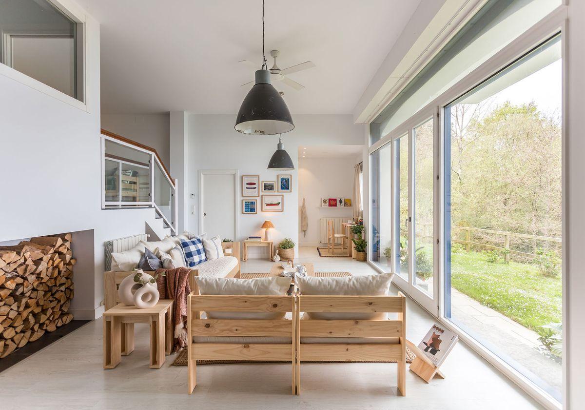 Una habitación decorada con muebles de madera de LUFE.