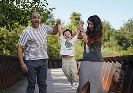 Danel, en el medio, juega con su padre Ander y su madre Amaia después de una analítica rutinaria.