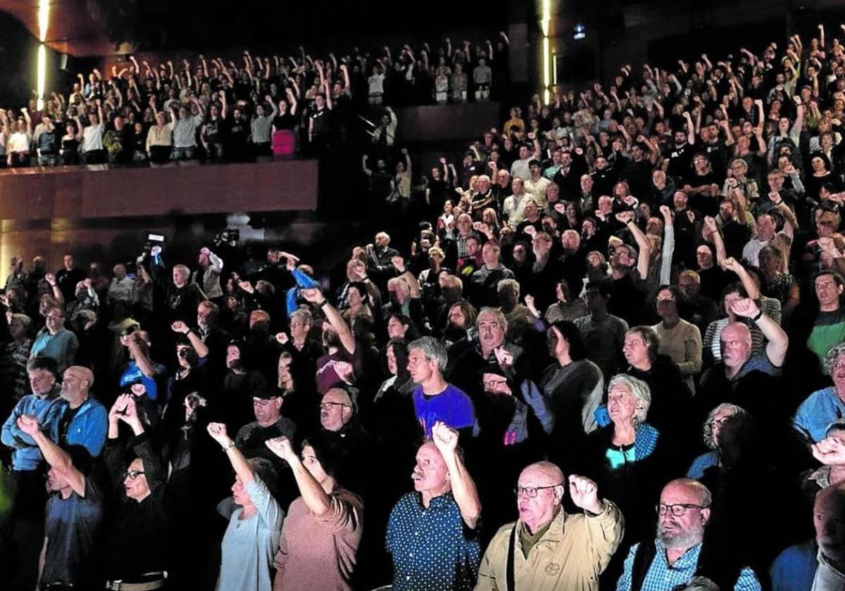 Los asistentes al acto de Azpeitia cantaron el Eusko Gudariak.