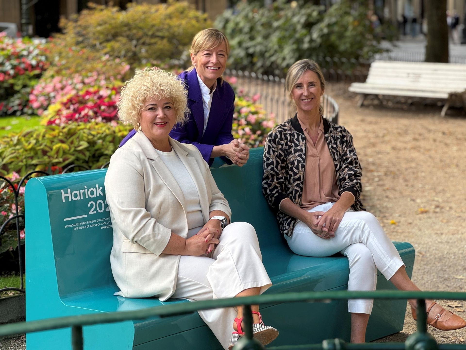 Maite Peña, la diputada de Cuidados y Políticas Sociales, la diputada general Eider Mendoza y Rakel San Sebastian, la directora de Adinberri, esta mañana.