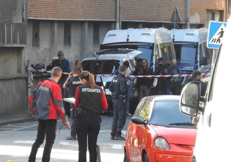 Investigadores en la escena del crimen.