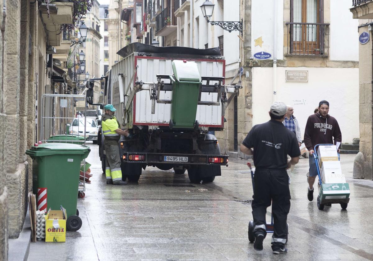 Recogida de basuras en la Parte Vieja de San Sebastián.