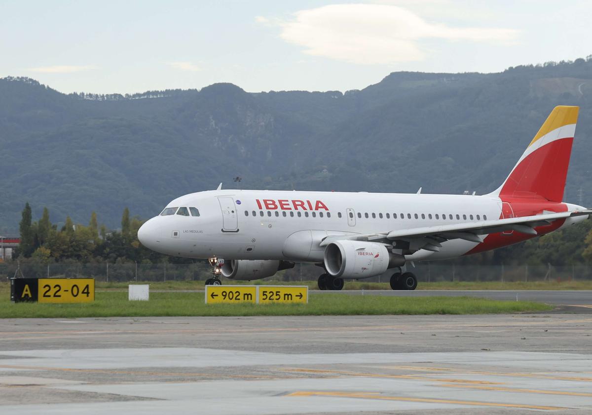 Un avión de Iberia, a punto de despegar en el Aeropuerto de Hondarribia.