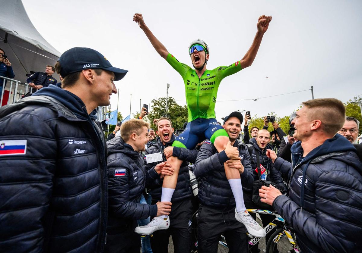 Tadej Pogacar, a hombros de sus compañeros tras proclamarse campeón del mundo.