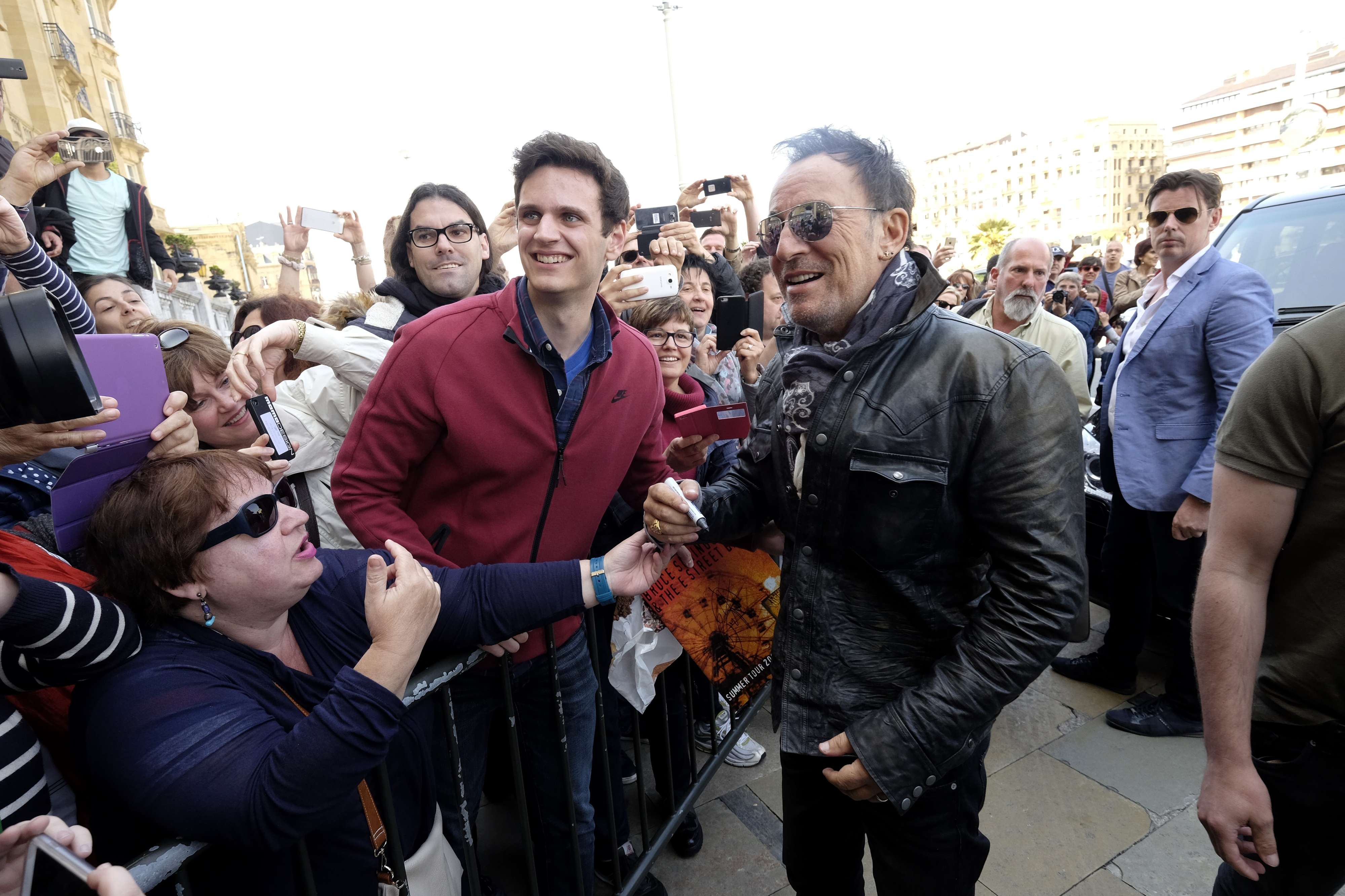 2016. De vuelta a Donostia. Bruce Springsteen posa con los fans que le esperaban en el María Cristina