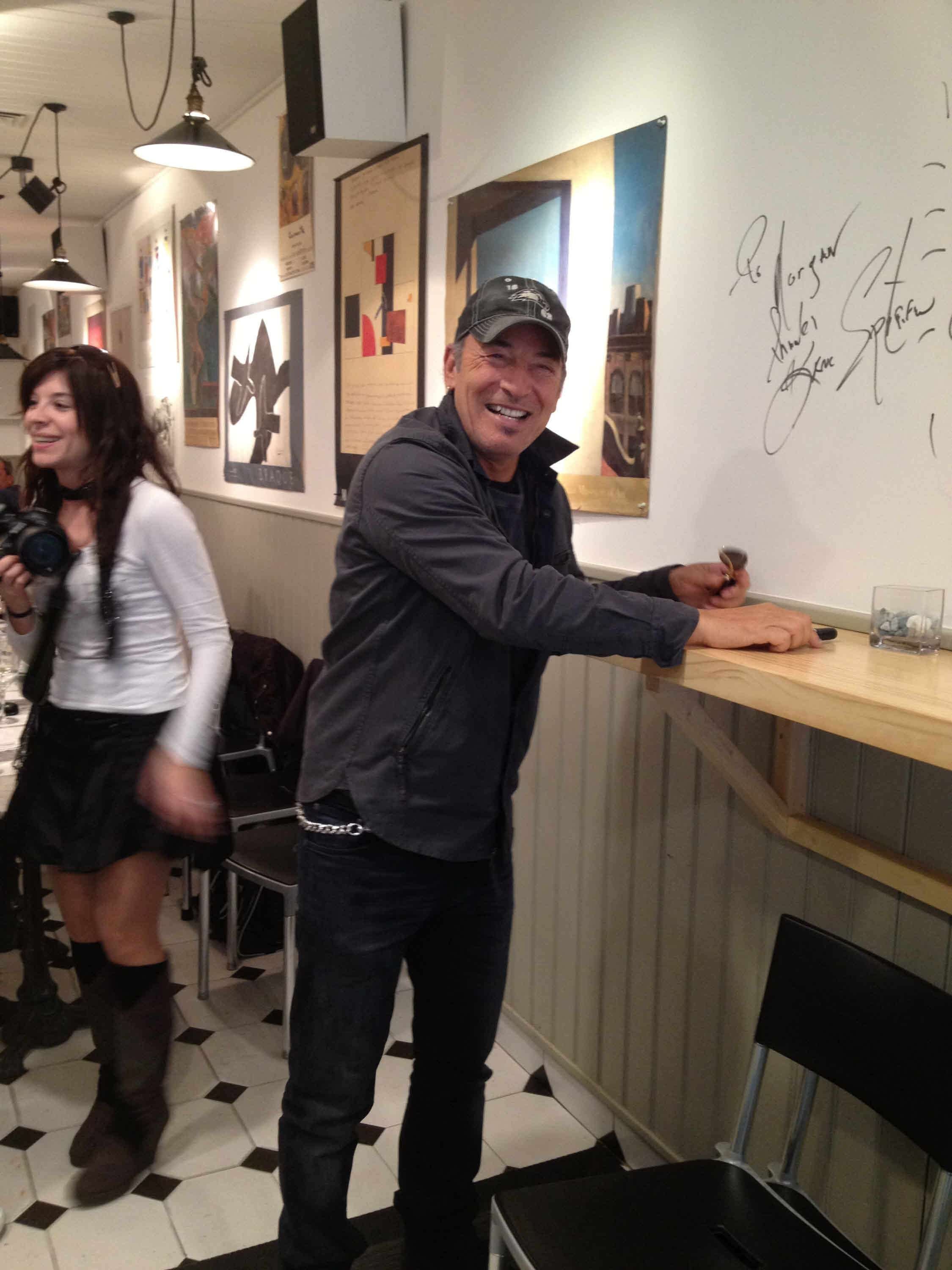 2013. Firma en el Morgan. Bruce Springsteen volvió a firmar en la pared del renovado restaurante de la Parte Vieja, donde años atrás ya había dejado su autógrafo