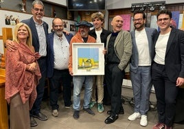 Jaione Hervás, Eneko Goia, Tibal Labayen, el actor Ramon Agirre con el galardón, Jon Insausti, Sergio Rojo, presidente de Ulialde; Kiko Jauregi y Markel Trecet.