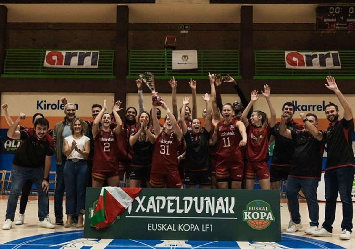 Las ganadoras de la Euskal Kopa Femenina 2024 levantan el trofeo frente al público congregado en el Antzizar.