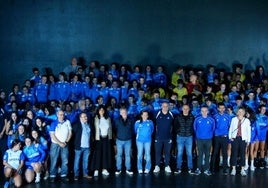 Directivos, entrenadores y respresentantes institucionales junto a la gran cantera de deportistas locales el viernes, en el frontón Ederrena.