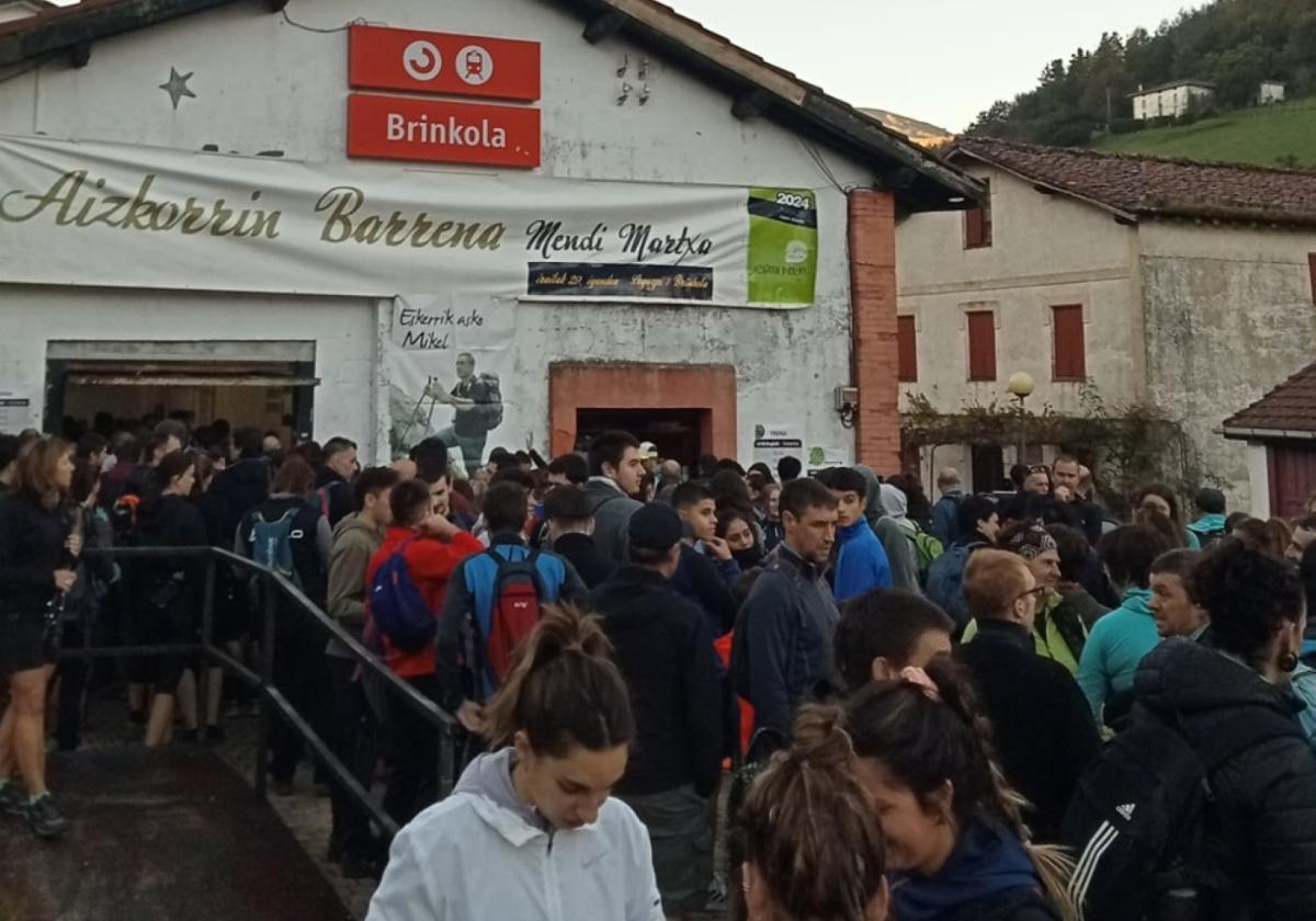 La estación de trenes de Brinkola en su día más concurrido del año, el domingo, como punto neurálgico de la marcha mendizale.