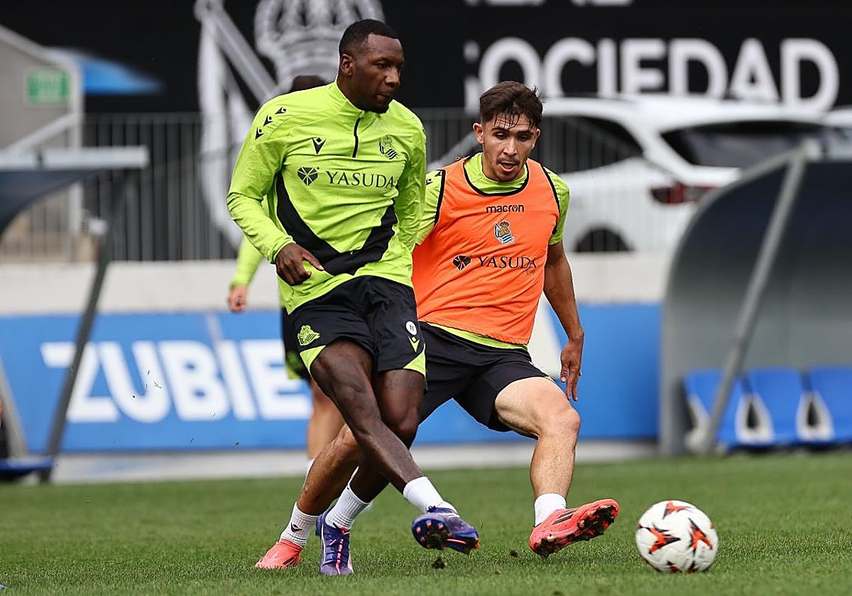 Becker da un pase ante la presión de Marín, ayer en Zubieta.