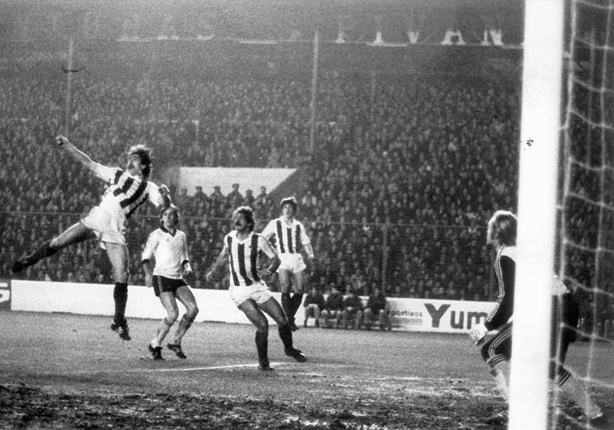 Zamora busca un balón aéreo ante Satrustegui y López Ufarte con Hoogenboom atento en la portería.