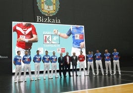 Los diez pelotaris fijos en el cuadro del Campeonato del Cuatro y Medio, en la presentación de ayer en el frontón Bizkaia de Bilbao, sede de la final.