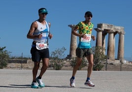 El tolosarra Iñaki Jiménez (derecha), durante su participación el fin de semana en la Spartathlon griega.